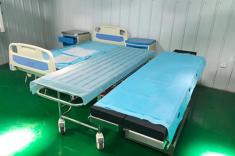 帮助医护人员将病人在手术台、病床、推车、CT台、X线检查台之间过床